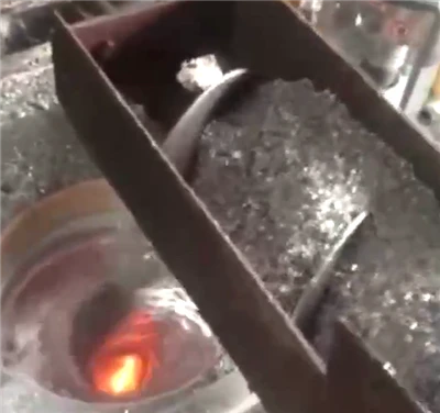 Faire fondre des copeaux d'aluminium pour fabriquer des lingots